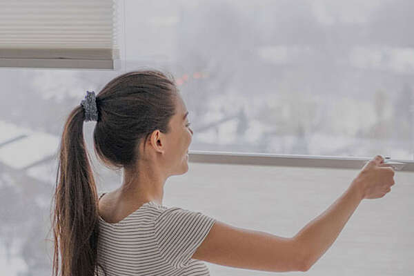 Hitze und Blendschutz von innen am Fenster