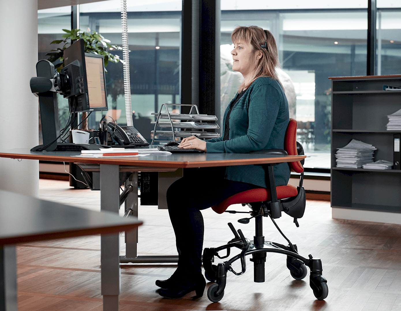 behinderter Mensch im Büro 